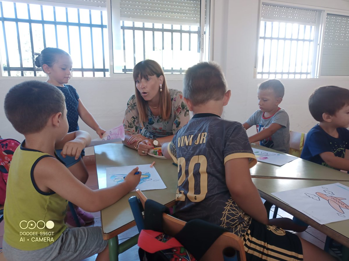 ruthparticipa's tweet photo. Esta mañana hemos visitado la Escuela de Verano que impulsa @IgualdadAND y desarrolla @ApigAsociacion en el Colegio Nuestra Señora de los Remedios! Una gran iniciativa que está entidad lleva a cabo con 70 #menoresvulnerables de zonas desfavorecidas! https://t.co/x8CpMHBCY2