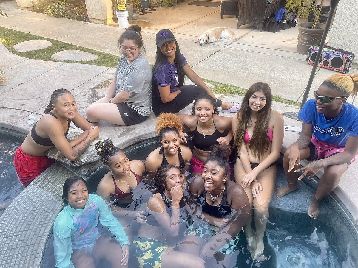 DeltaWBBall's tweet photo. ☀️End of summer vibes☀️ Saying good-bye to alumni, building new relationships, and getting ready for the next chapter. Nothing better than college athletics and being part of a team #futureisbright #Deltahoops #Dsquad #jucobasketball #teambonding https://t.co/s2GNbhZado