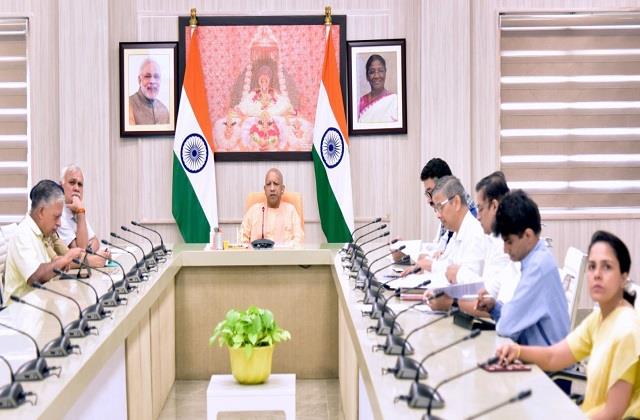 punjabkesari's tweet photo. CM рдпреЛрдЧреА рдиреЗ ''рдореЗрд░реА рдорд╛рдЯреА-рдореЗрд░рд╛ рджреЗрд╢'' рдХрд╛рд░реНрдпрдХреНрд░рдо рдХреЛ рд▓реЗрдХрд░ рдЕрдзрд┐рдХрд╛рд░рд┐рдпреЛрдВ рдХреЛ рджрд┐рдП рджрд┐рд╢рд╛-рдирд┐рд░реНрджреЗрд╢, рдХрд╣рд╛-┬ардкрд╛рд╡рди рдорд┐рдЯреНрдЯреА рд▓реЗрдХрд░ рддреИрдпрд╛рд░ рдХрд┐рдпрд╛ рдЬрд╛рдП рдЕрдореГрдд рдХрд▓рд╢
https://t.co/814HWw7WAD
#LucknowNews #MeriMati-MeraDeshprogram #CMYogiAdityanath #UPPolitics #BJP #reviewmeeting #UttarPradeshHindiNews #UPDayNew https://t.co/hFgoZdeebS