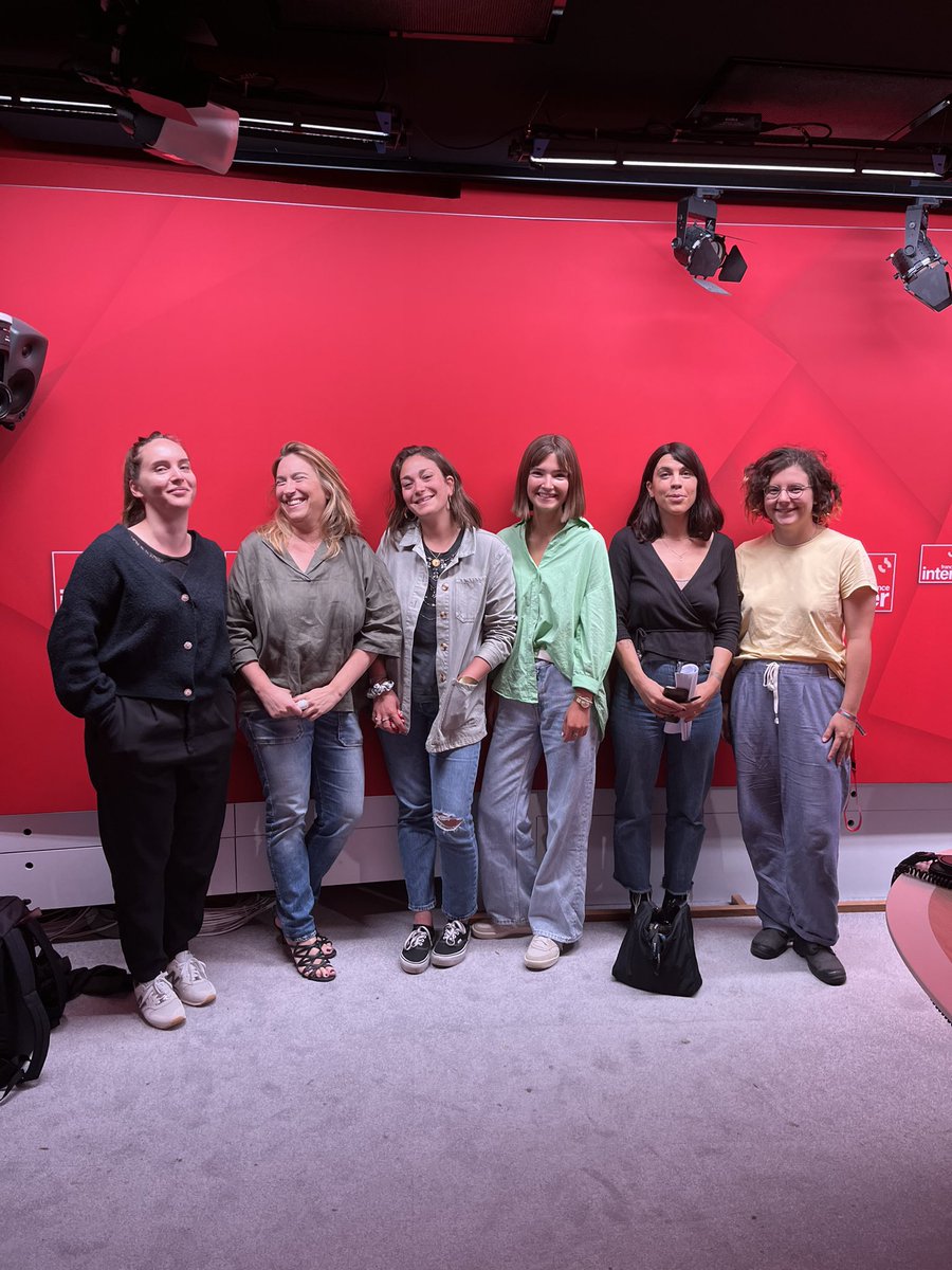 Anna_LaTac's tweet photo. Clap de fin pour le #GBVF du mois de juillet animé avec finesse, curiosité et joie par @roqueeva. Et une super équipe que voilà ☀️! (certaines continuent en août 💪)
On a aimé voir se faire les rencontres entre nos invité.e.s et la beauté de leurs interventions, merci ! https://t.co/CN8E8PKsku