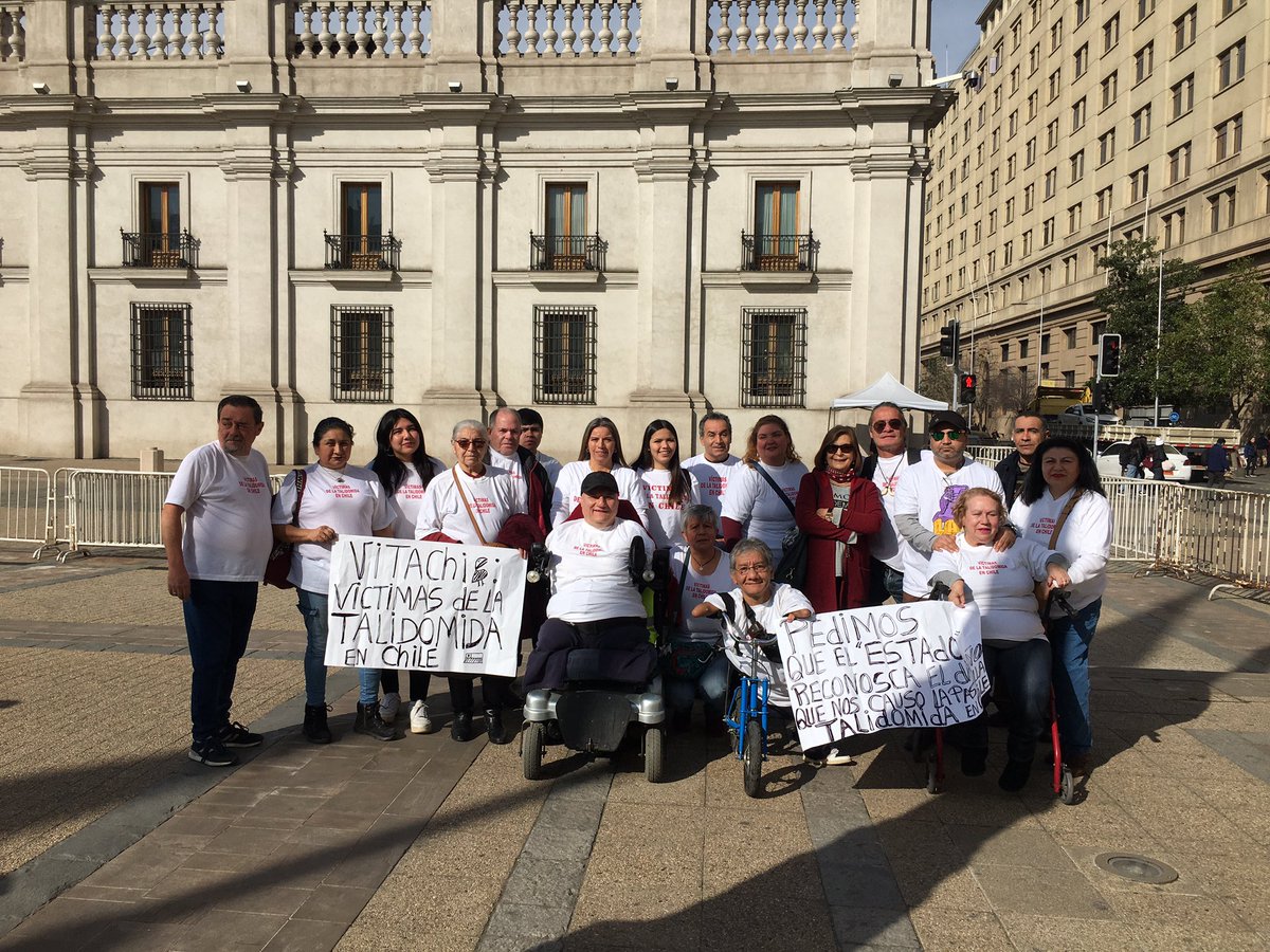 VITACHI2011's tweet photo. Las Victimas de la Tañidomida en Chile esperando que nos reciban desde la presidencia @meganoticiascl @chilevision @TVN @biobio #JUSTICIAPARAVITACHI https://t.co/x7tqQdRqkj