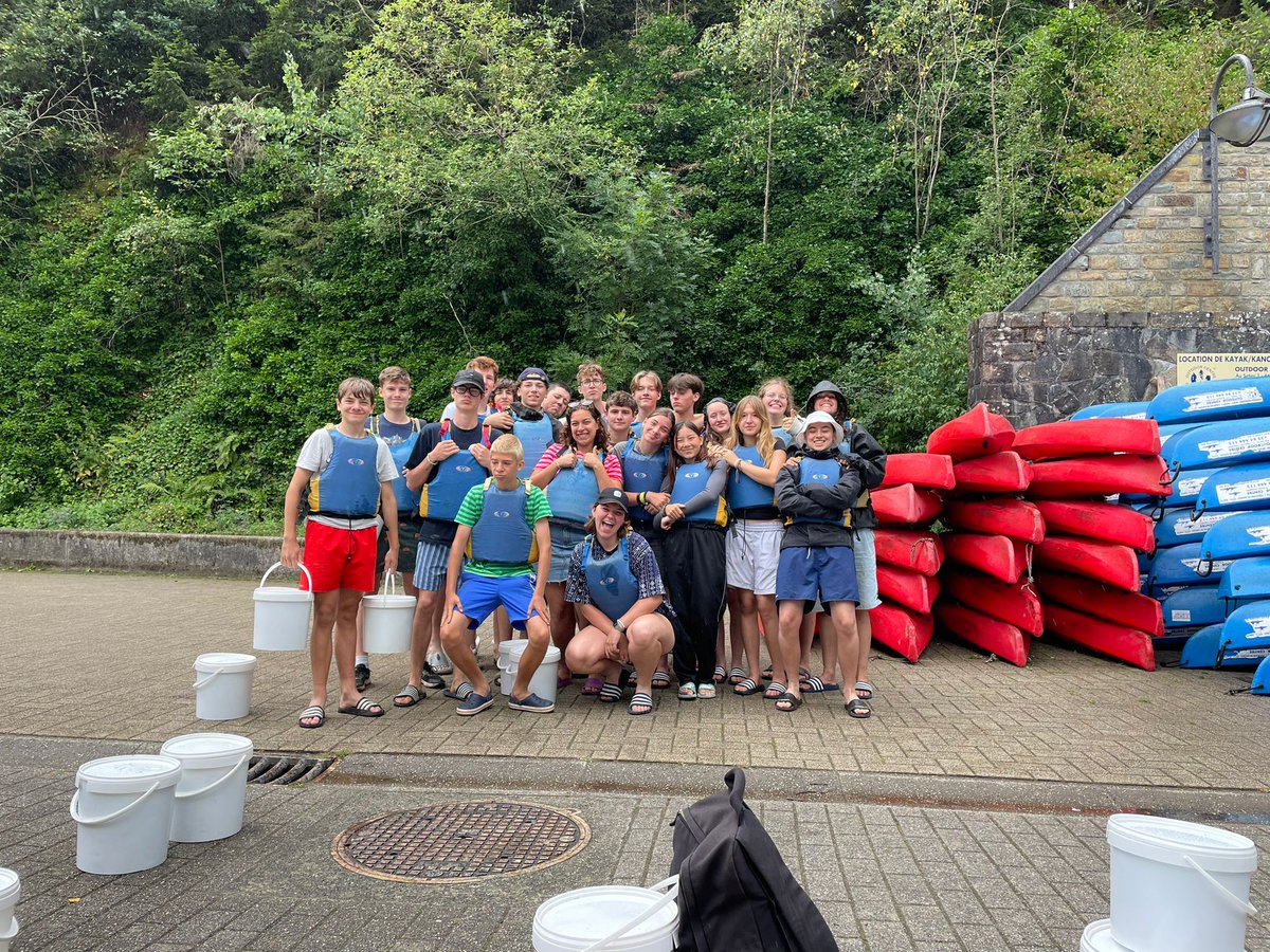 SH_Givers's tweet photo. Tussendoor gooien we er een kleine throwback tussen: op 24 juli trokken we met onze givers naar Nisramont. Met het geld dat ze doorheen het jaar verdienden, hebben ze de tijd van hun leven beleefd tijdens kayakken op het stuwmeer 🚣‍♂️ #ajemoekayakkenmoejekayakken https://t.co/HTLeebVInH