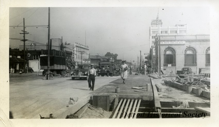 #OTD in 1942, this photo was taken during the Davison construction project, showing the nearly completed Woodward bridge over the freeway. The Davison, which runs east-west between M-10 & I-75, was arguably the first urban freeway constructed in the US: detroithistorical.org/learn/encyclop…