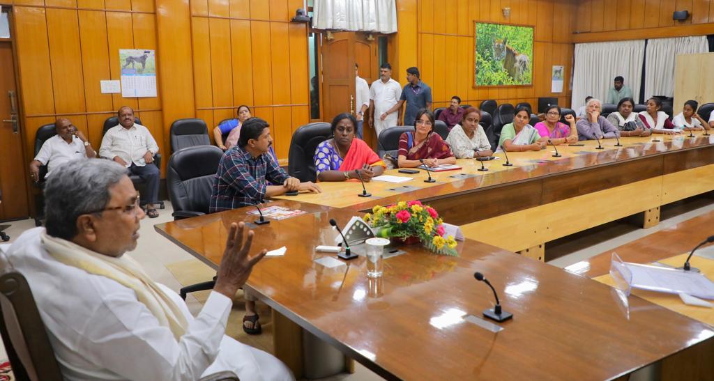 CMofKarnataka's tweet photo. ಪ್ರಗತಿಪರ ಸಂಘಟನೆಗಳ ಸದಸ್ಯರು ಮುಖ್ಯಮಂತ್ರಿ @siddaramaiah ಅವರನ್ನು ಭೇಟಿಮಾಡಿ ಸೌಜನ್ಯ ಕೊಲೆ ಪ್ರಕರಣವನ್ನು ಎಸ್.ಐ.ಟಿ ತನಿಖೆಗೆ ವಹಿಸಬೇಕೆಂದು ಮನವಿ ಮಾಡಿದರು.     
ಕೆ.ಎಸ್.ವಿಮಲಾ, ಗೌರಮ್ಮ, ಲಕ್ಷ್ಮಿ, ಪ್ರಭಾ ಬೆಳವಂಗಲ, ಡಾ: ಲೀಲಾ ಸಂಪಿಗೆ, ���ೇವಿ, ರೂತ್ ಮನೋರಮಾ, ಅಕ್ಕೈ ಪದ್ಮಶಾಲಿ, ಅಖಿಲಾ, ಬಿ.ಎಂ. ಭಟ್, ಭೀಮನಗೌಡ, ಬಸಮ್ಮ, ಸುಮತಿ ಹಾಗೂ ಲಹರಿ ಈ ಸಂದರ್��ದಲ್ಲಿ ಉಪಸ್ಥಿತರಿದ್ದರು.