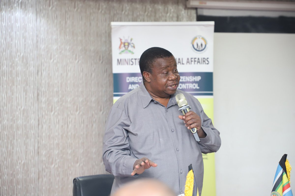 DCICUg's tweet photo. Today, Minister of Internal Affairs Maj Gen Kahinda Otafiire met with @DCICUg top management to  discuss  issues about the improvement of service delivery and promotion of national security in the execution of the Directorate's mandate. https://t.co/0DVh6nKk3i