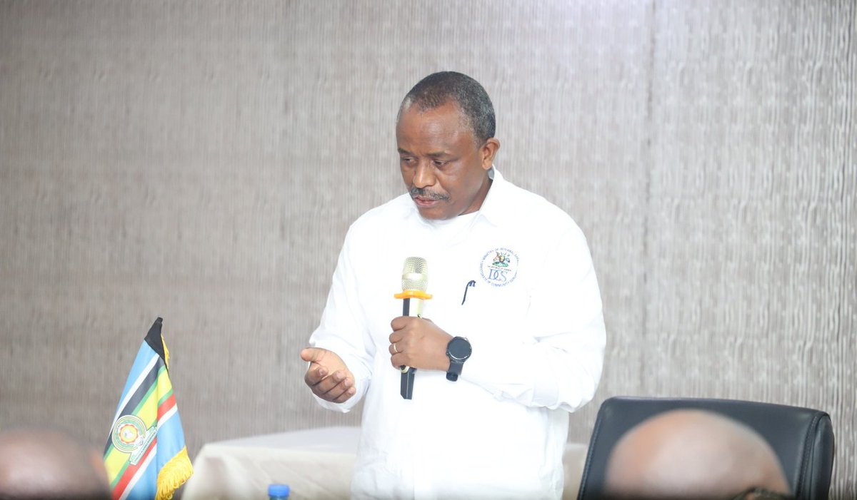 Today, Minister of Internal Affairs Maj Gen Kahinda Otafiire met with <a href="/DCICUg/">Immigration Uganda</a> top management to  discuss  issues about the improvement of service delivery and promotion of national security in the execution of the Directorate's mandate.