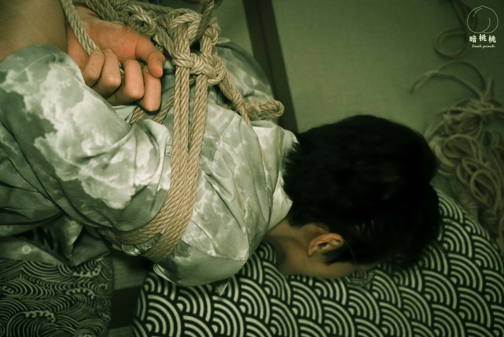 Sylvia_shibari's tweet photo. 端午沙龙【一起来团缚吧！】

在沙龙上绑来绑去🔁

R/M:乔治 @qiaopeiqi131616 
我 @Sylvia_shibari 

P：姜姜 @IceyxJ1 

🏠：桃源舍 @darkpeachhhh https://t.co/ShBLxAnxTX
