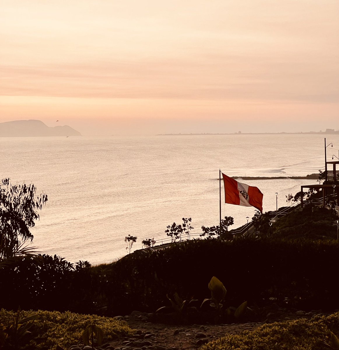 ¡Viva el Perú! 🧵
Today, on Peruvian Independence Day I want to feature Peruvian/Peruvian-American children &amp; young adult writers who represent 🇵🇪 in the US 🇺🇸Here’s my little list: (I’ll add more KidLit writer/artists as I remember them) 1/