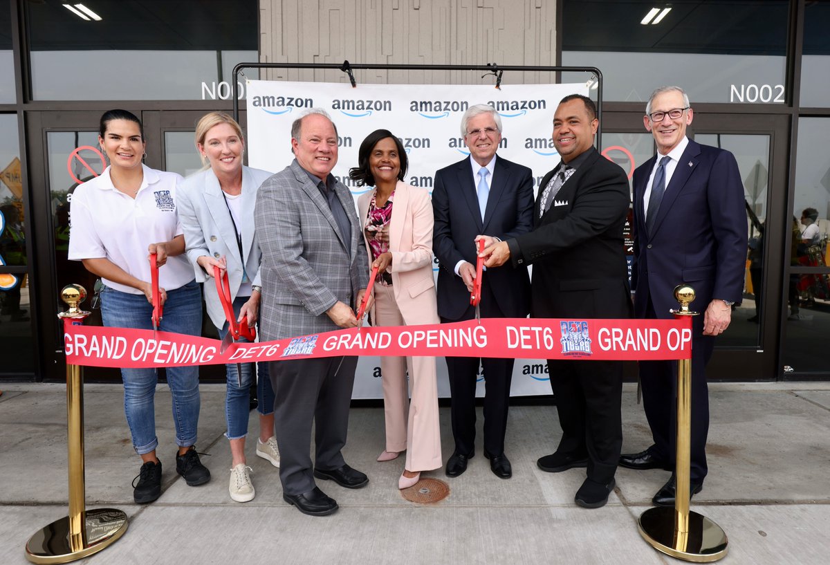 amazonnews's tweet photo. Hello from the Motor City! 👋 So excited to officially launch our new robotics fulfillment center in Detroit.

The 823,000 square-foot facility supports the 10 fulfillment and sortation centers and 13 delivery stations servicing Michigan, and has created more than 1,200 jobs. https://t.co/1Muz8k8ZHJ