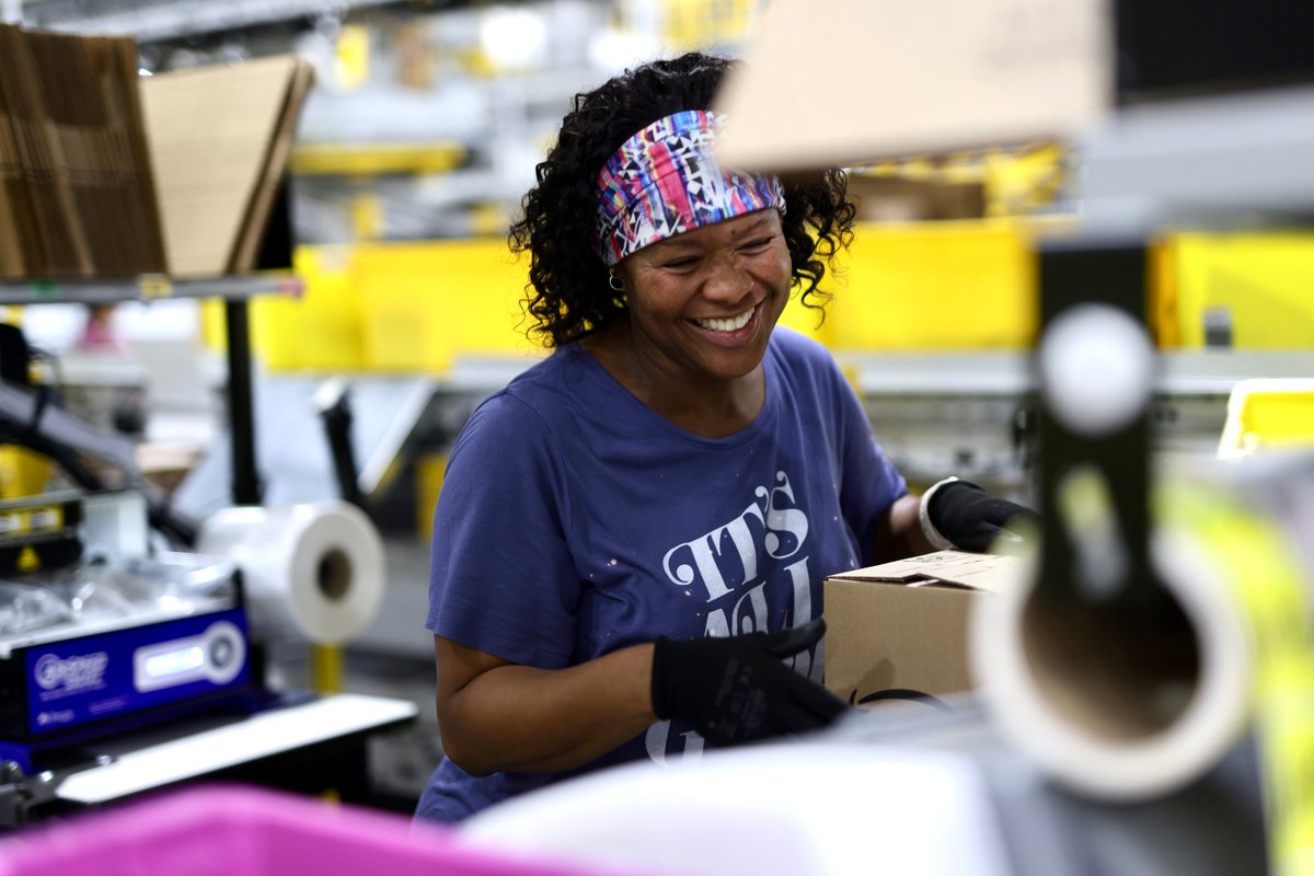 amazonnews's tweet photo. Hello from the Motor City! 👋 So excited to officially launch our new robotics fulfillment center in Detroit.

The 823,000 square-foot facility supports the 10 fulfillment and sortation centers and 13 delivery stations servicing Michigan, and has created more than 1,200 jobs. https://t.co/1Muz8k8ZHJ