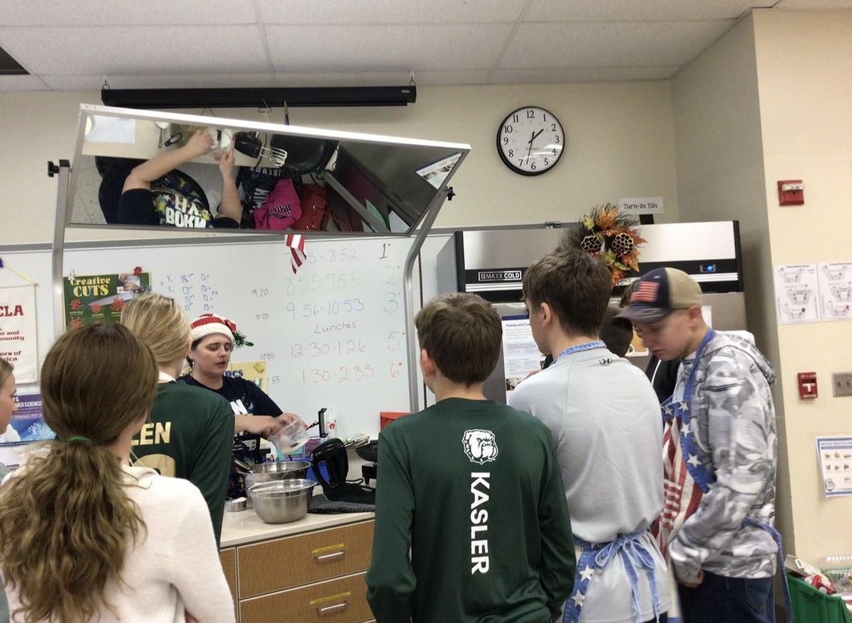 AthensCitySD's tweet photo. Flip, flip, hooray! It's #FlashbackFriday! ๐ฅ
Remember when Chef D came to AMS and cooked crepes with our Family and Consumer Sciences #FCSedu Wellness class?
What have you been enjoying cooking this summer?! โ๏ธ๐ฝ #AthensBulldogs https://t.co/3ObZZWsaBl