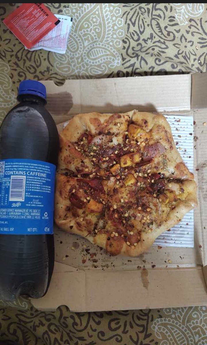 singhjitendraor's tweet photo. I ordered a Makhani Paneer (in pic) pizza from @PizzaHutIN with delivery partner @zomato that cost around 454+74 tax =528₹ and that was surprisingly too small (I am not sure they delivered the right size). 1/2 https://t.co/IF3aFKPz2l