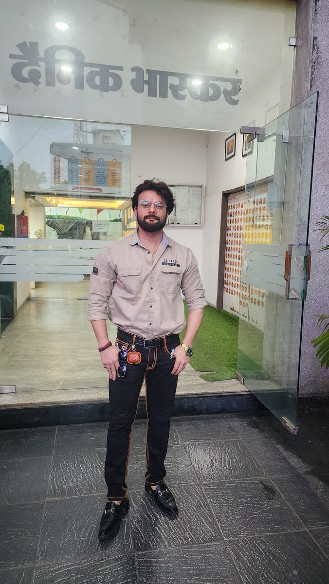 ashishtiwaritv's tweet photo. अभी से नया ठिकाना, यही मंदिर और मदीना... ENTERTAINMENT EDITOR @DainikBhaskar
NUMBER1 Media Brand In Print & Digital
#DainikBhaskar #entertainmenteditor #digital #ashishtiwari #newbeginnings #gratitude #happiness #leadership #positivevibes https://t.co/sLitPQvRgV