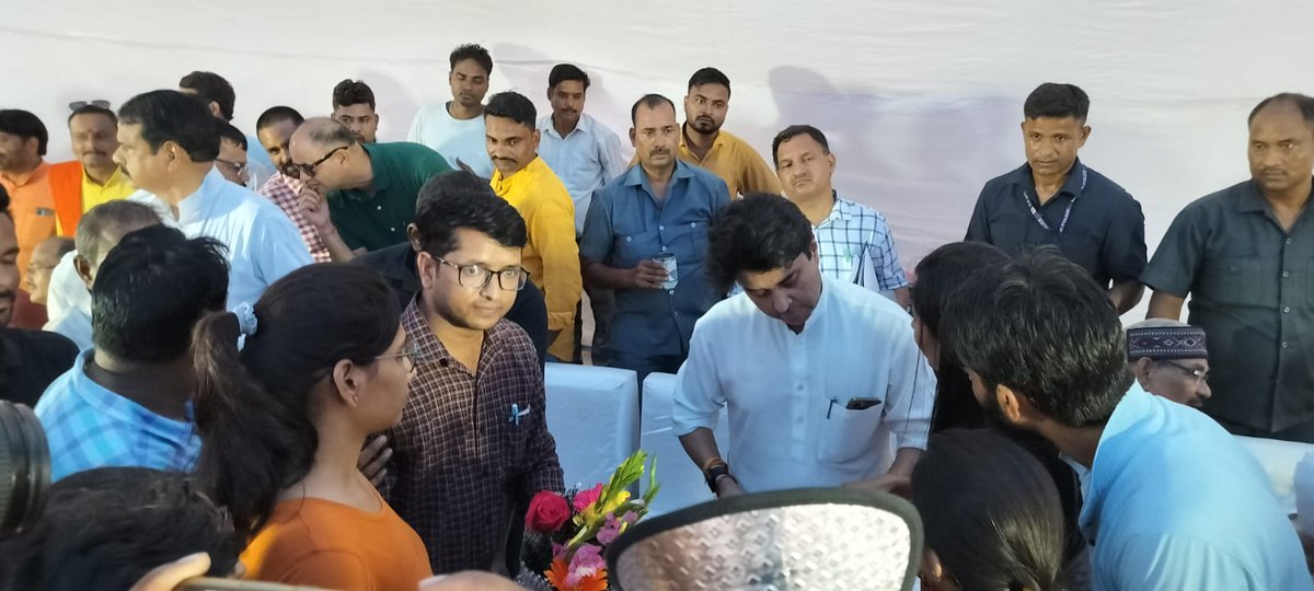 DrDilee24224201's tweet photo. आज आयुष सामुदायिक स्वास्थ्य अधिकारी चिकित्सक संघ के द्वारा माननीय केंद्रीयमंत्री श्री मंत ज्योतिरादित्य सिंदिया जी को ज्ञापन दिया जिसमें हमारी 2 सूत्रीय मांगों को के लिए निवेदन किया गया। @ChouhanShivraj @JM_Scindia @kawreramkishor @moayush @ayushchomp @DainikBhaskar https://t.co/Huy0zh6LsG