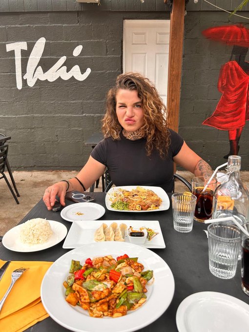 #retweet if you would take me out for lunch https://t.co/NyglirbfKu<a href="/tag/retweet"class="tags">#retweet</a>