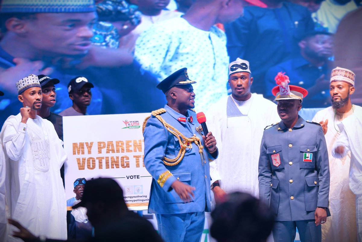 VeronicaaNaomi's tweet photo. @PoliceNG @Omolua23 This is a joke right? Who are these? Why are they not picked up by the police and charged? Nigeria Police needs a total overhaul of the police department, if Nigeria works. 
#TinubuMostGo 
#TinubuMostGo 
#TinubuMostGo https://t.co/FkuvzDZmf6