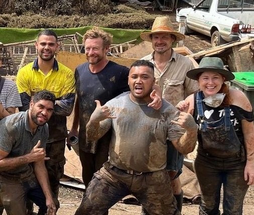 GustavineBibs's tweet photo. #BakerWeek2023
Day 6 #SimonBakerTheEnvironmentalist
#SimonBaker helps clean up after the flood in Lismore 2022 https://t.co/lMPfAmy1r6