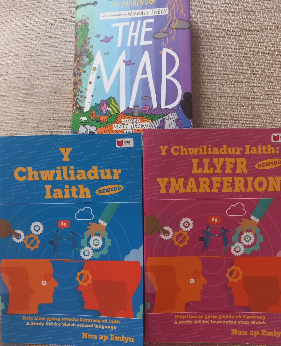 Diolch @siopcantamil am fy llyfrau newydd. Diolch i <a href="/davieslw_lowri/">Lowri Davies</a> <a href="/ann_elsbeth/">Ann Elsbeth Davies</a> <a href="/AnnSam2/">Ann Sam</a> <a href="/STiwtor/">Siân Tiwtor</a> @HTiwtor @MeleriDavies am docyn llyfr. #dysgucymraeg #cadwchfynd