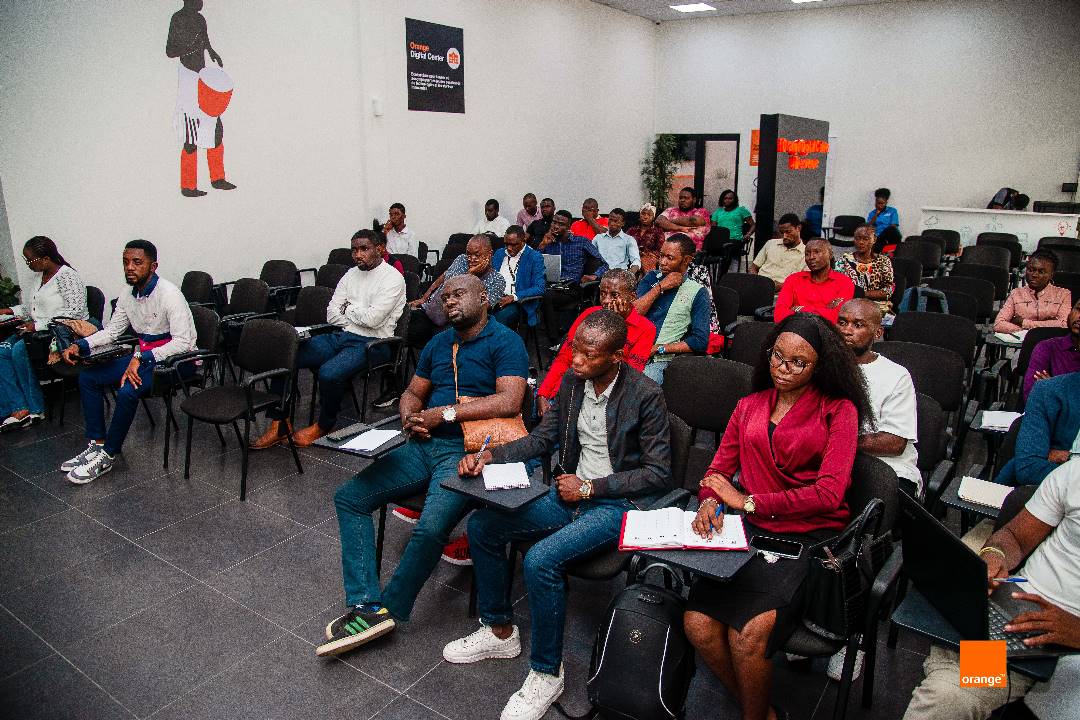 Orange__RDC's tweet photo. Revivons en image le #B2BMeetUp, une rencontre avec les entrepreneurs de la ville de Kinshasa au cours de laquelle Orange RDC a présenté des solutions innovantes basées sur le cloud #Microsoft365 pour répondre à leurs besoins afin de booster leurs business.

#Orange https://t.co/ohTA7Ls0ju