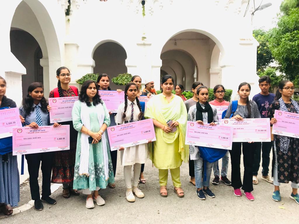 बेटी बचाओ- बेटी बचाओ योजना के अन्तर्गत आज  मा0 जिला पंचायत अध्यक्ष रश्मि पटेल की अध्यक्षता में जनपद की मेधावी छात्राओं का सम्मान समारोह कार्यक्रम का आयोजन किया गयाl
<a href="/UPMahilaKalyan/">UP Mahila Kalyan</a> <a href="/dmbareilly/">DM Bareilly</a> <a href="/dycpobareilly/">DycpoB</a> <a href="/dpobly/">DyCPO Neeta</a> <a href="/Mishr26/">Neeraj Mishra</a> <a href="/tweetjawed1/">Jawed Ansari</a>