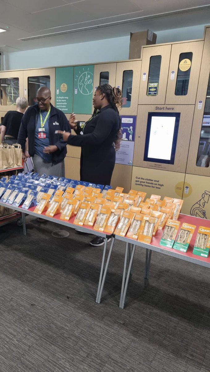 WoolwichLibrary's tweet photo. Free Holiday Meals for children today provided by @GLL_UK, @Royal_Greenwich & @GCDAUK at #WoolwichLibrary! Great nutritious food provided for all π₯ͺ Come along Monday-Friday at 12pm throughout the summer holidays! π #ReadAndFeed @Better_UK #HealthyEating @greenwichlibs https://t.co/Ib9bStM8bY
