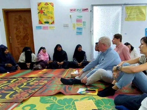 🇪🇺 EU Special Rep for Human Rights, @EamonGilmore spoke with #Rohingya survivors at @LegalActionWW 🇧🇩 today. 'We will work with you to advance justice. [Perpetrators] thought they could get away with it, but they will not be able to walk free [when justice takes its course].' ✊