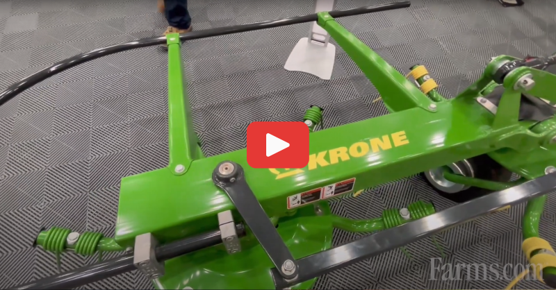 FarmsNews's tweet photo. Brent with Krone explains how #farmers can get more done in less time with the company's #tedder lineup.
New features:
— Improved safety frames
— OptiTurn teeth
— Transport wheels
Watch for more details ⏬
#FarmEquipment #AgEquipment #USAg #Hay #Bales #Baler #Baling