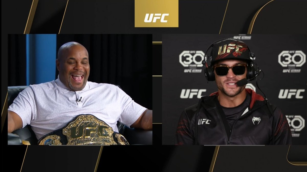 MrsJohnnyLuv's tweet photo. @dc_mma "What did you take from @Justin_Gaethje when you guys were face to face yesterday?"
@DustinPoirier "I didn't take anything. I gave him a discount code for my hotsauce website. 20% off." 
🤣🙌🔥 https://t.co/ikSfnLq65b