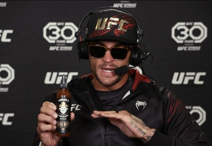 MrsJohnnyLuv's tweet photo. @dc_mma "What did you take from @Justin_Gaethje when you guys were face to face yesterday?"
@DustinPoirier "I didn't take anything. I gave him a discount code for my hotsauce website. 20% off." 
🤣🙌🔥 https://t.co/ikSfnLq65b