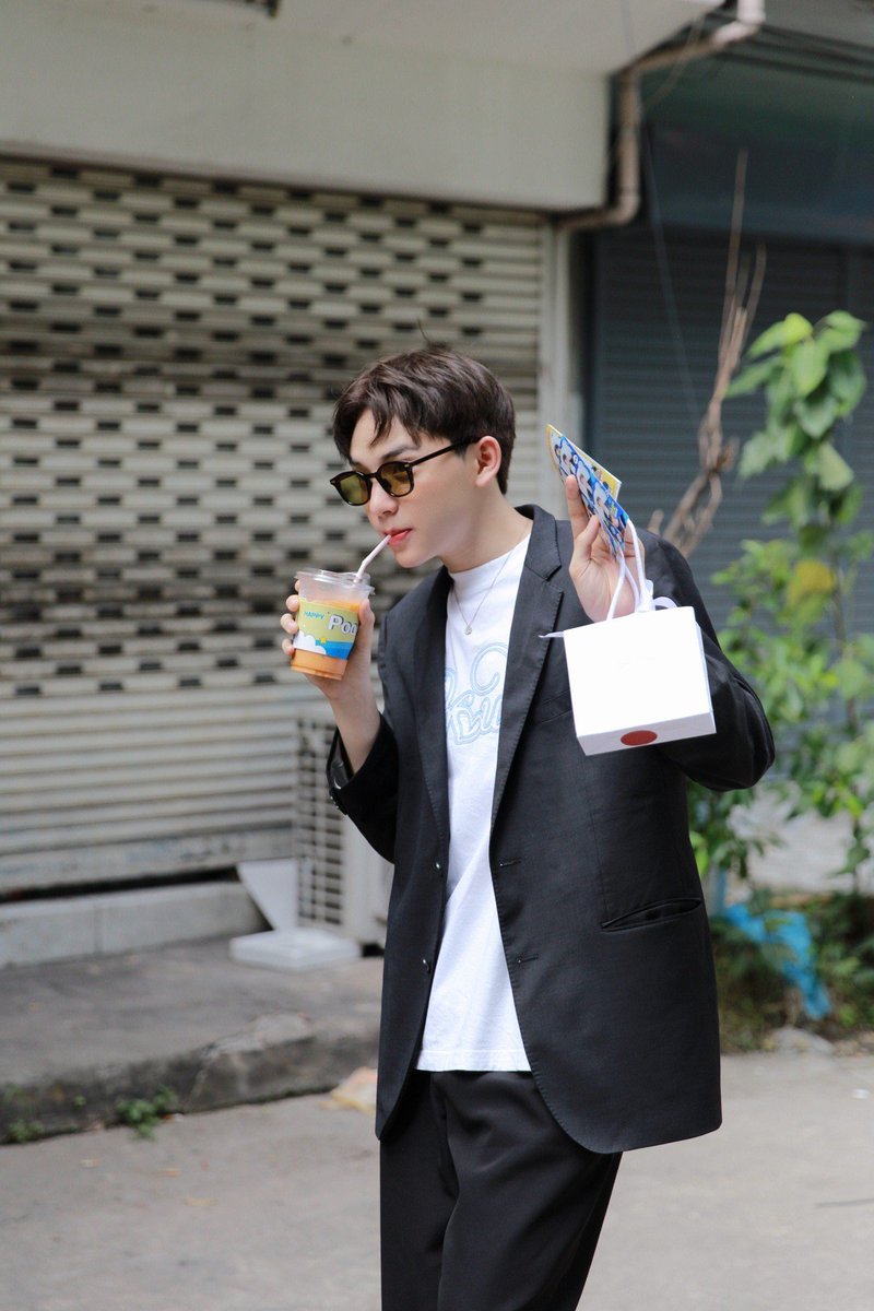 poomdct's tweet photo. วันนี้มีความสุขมากๆ ขอบคุณทุกคนทั้งที่ได้เจอกันและอวยพรมาใน #HappyPoommieY25 นะครับ ทุกคำอวยพรการ์ดทุกใบผมจะอ่านให้หมด ขอให้ทุกคนมีความสุขมากๆเหมือนกันนะครับ 💙 https://t.co/AlAblW4U2i