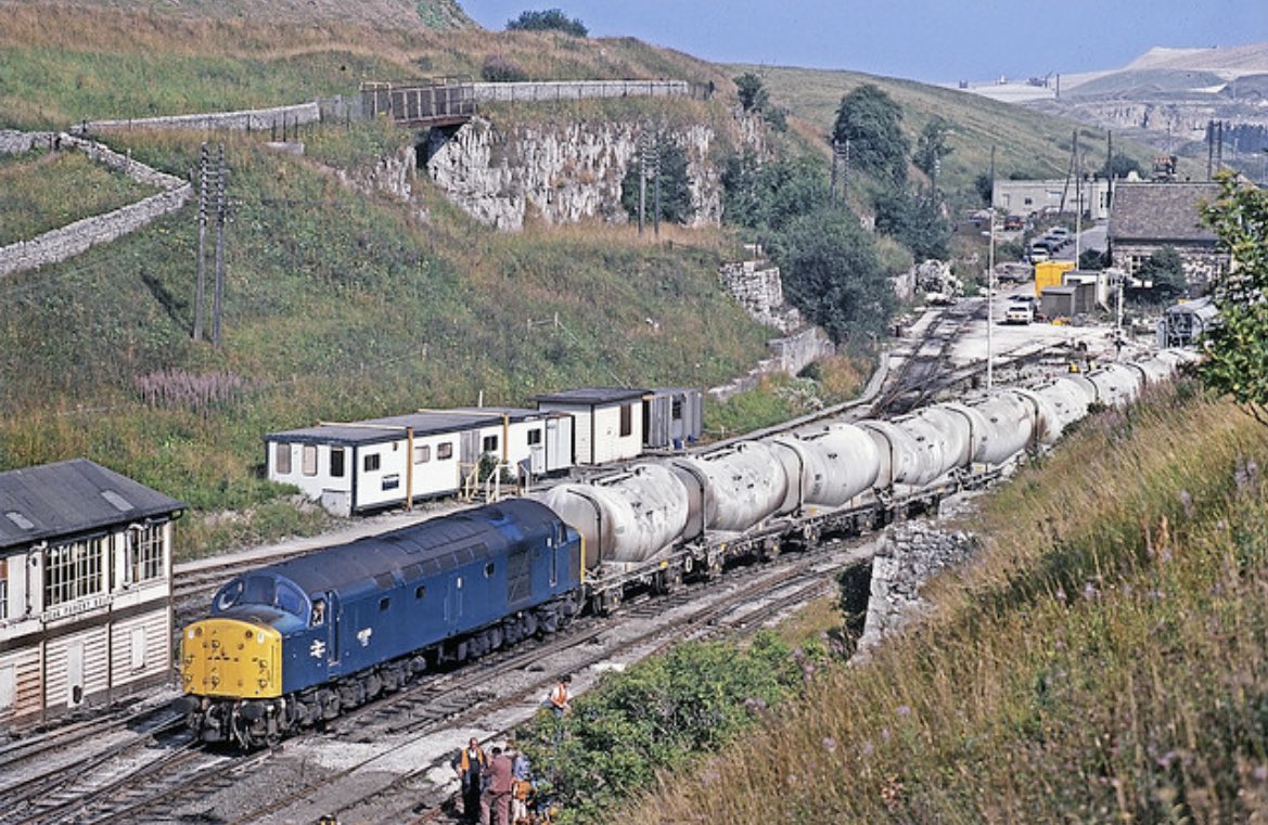 N_Amberfield's tweet image. 40099 reverses it’s train at Peak Forest 11th August 1983 #FortyYearsAgo #FortiesOnFriday 

📸 John Whiteley