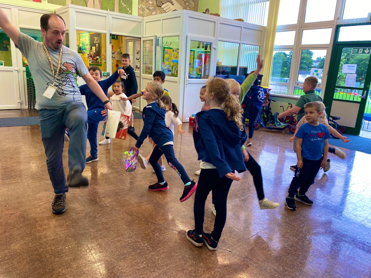 Illtyds_RC's tweet photo. #BCAFoodAndFun23
#Day4
Walk like a penguin..
Slither like a snake…
Our children had lots of fun adding creative movement to another book read by the amazing Osian
#DowlaisLibrary @WellbeinMerthyr @foodandfunwales
@JanineBrill
@CTMUHBDietetics
@ShelleyPowellRD
@MerthyrCBC https://t.co/A2Sg63WVoj