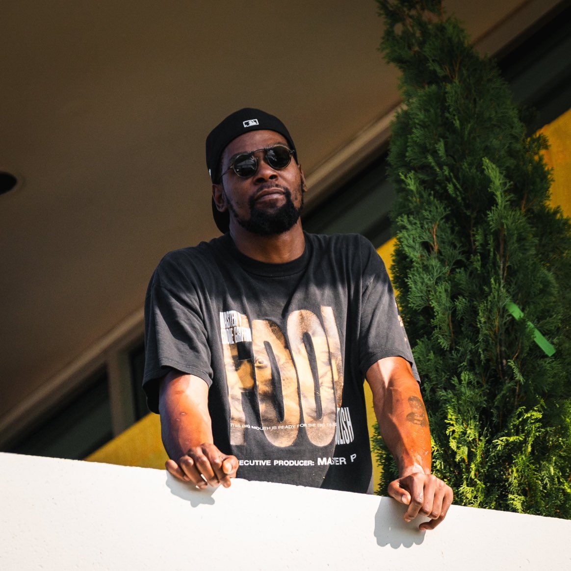 BleacherReport's tweet photo. D.C. native Kevin Durant pulled up to Commanders training camp 👀

(via @commanders) https://t.co/bGI1MJ1vXl