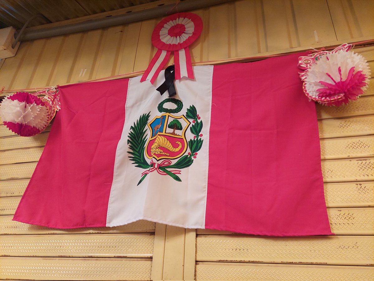 LiubomirFF's tweet photo. En Puno, no hay bandera peruana que no tenga un listón negro en señal de duelo por los fallecidos durante las protestas por la renuncia de Dina Boluarte. La nostalgia, y el dolor está latente en la ciudadanía. https://t.co/PjG3VcMSkc