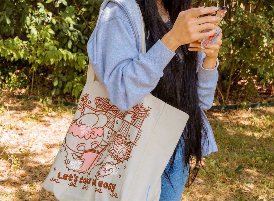 bagworksny's tweet photo. Take it easy by bringing along your custom BagWorksNY Brooklyn tote everywhere! This large sized tote with an 8” gusset will surely fit all your necessities and more 🤩

#totebags #design #bags #artwork #promotionalproducts #overseasshipping #recyclable #wholesale #bulk #custom https://t.co/TFmWHesDCU