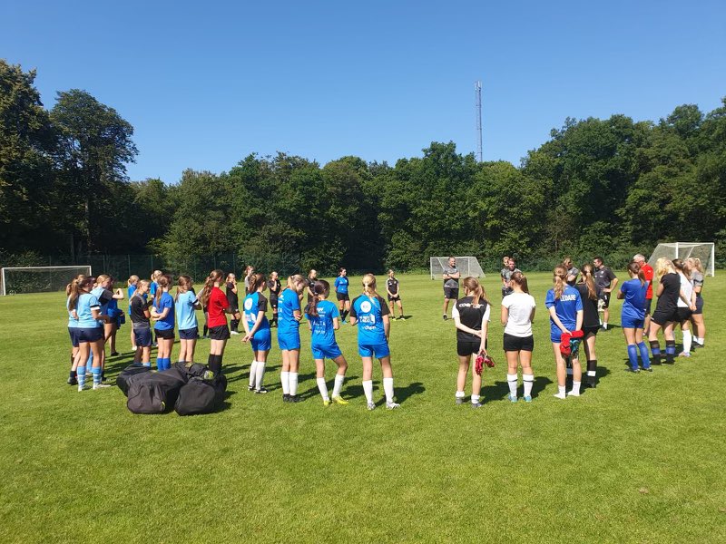 HelsingborgsIF's tweet photo. Totalt 35 flickspelare från åtta olika klubbar i regionen deltog när vi under två dagar arrangerade elitförberedande träningar. Utöver tre fotbollsträningar hölls ett teoripass om träning och återhämtning. https://t.co/SuE6ExuDYB
