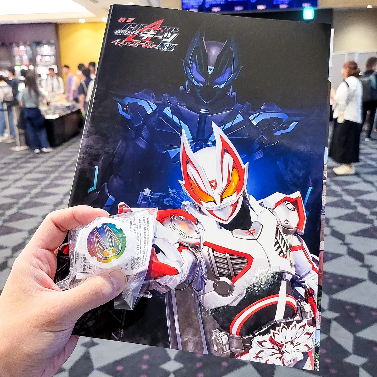 thetokudealer's tweet photo. 1st time being in Japan when a #kamenrider movie releases so needed to be done. Didn't want to miss out on seeing the debut of #kamenridergotchard !
Obtained the #kamenridergeats Oneness #coreid & Kamen Rider #geats : 4 Aces & the Black Fox Pamphlet, a staple within Japan cinema! https://t.co/FJ8v6gHHTR