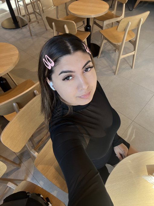 Te invit la o cafea. Include si un blowjob 💦 https://t.co/ZUlgpkgMPx