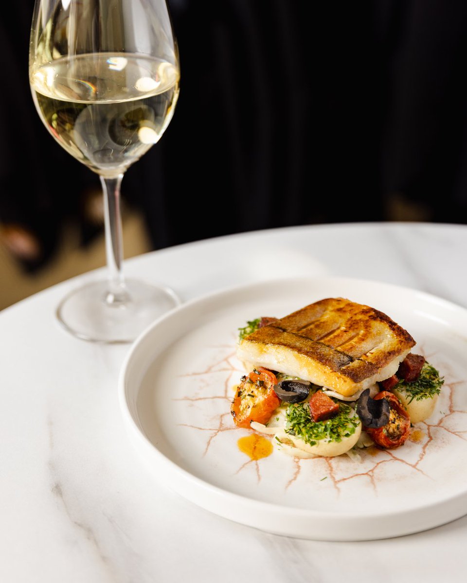 Are you looking for the best dining experience? Then look no further! 🍽At our stunning venues, food takes centre stage and our talented team of chefs @companyofcooks has got you covered. 📷: @jwhowardphoto #goaskeve #londonvenues #food #londoneats #finedining