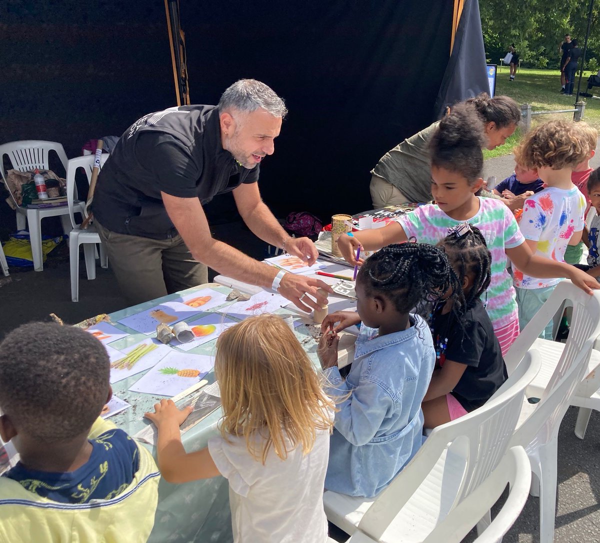 BatterseaPwrStn's tweet photo. This week, Team Battersea Power Station #volunteered with @BseaBss at The Big Play Out, to help thousands of children &amp; young people have fun in summer holidays. Colleagues have turned their hand to face painting, arts &amp; crafts, gardening &amp; sports coaching
#BatterseaSummerScheme https://t.co/bEV2IHVn34