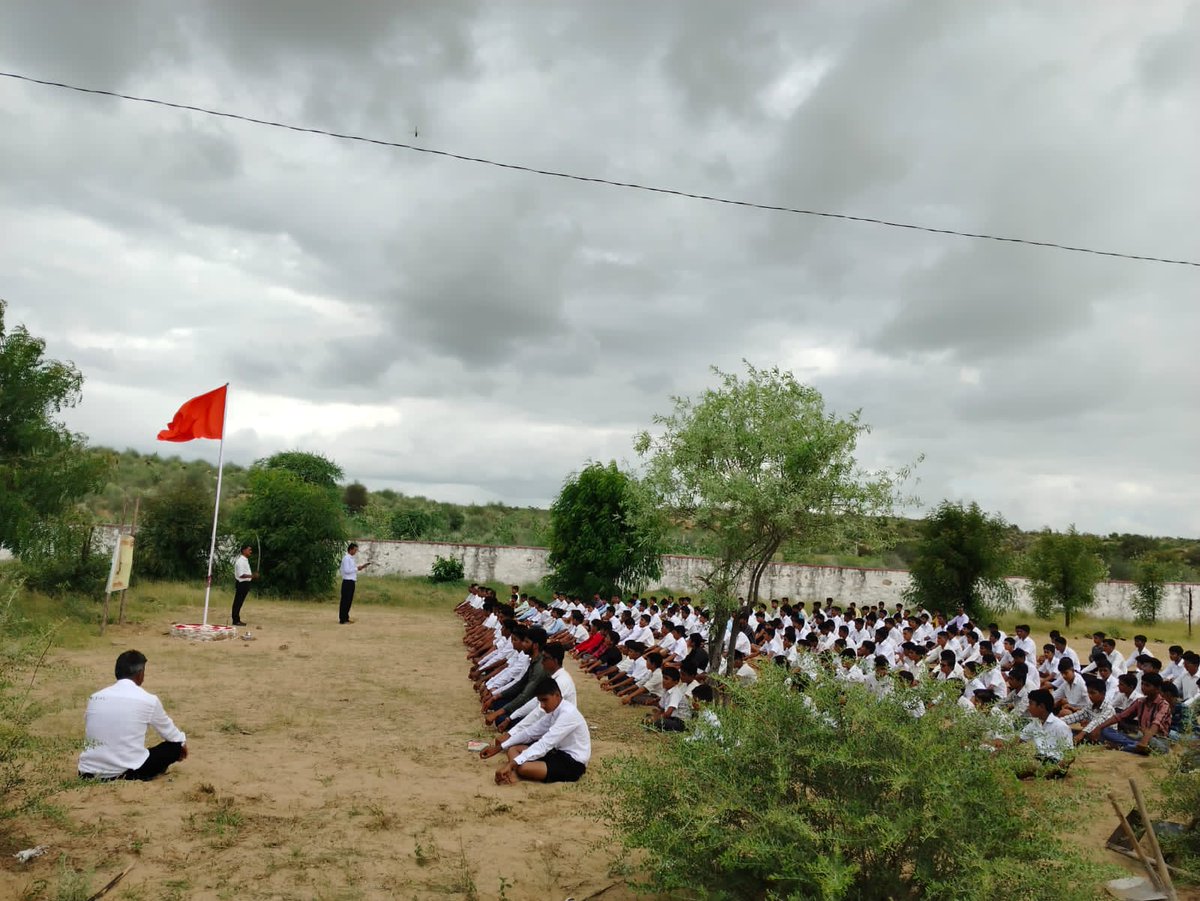 खारा राठौड़ान (बाड़मेर) में प्राथमिक प्रशिक्षण शिविर प्रारंभ

बाड़मेर के खारा राठौड़ान गांव में श्री क्षत्रिय युवक संघ का प्राथमिक प्रशिक्षण शिविर आज 28 जुलाई को प्रारंभ हुआ। राजेंद्र सिंह भिंयाड के संचालन में इस शिविर में 280 युवा प्रशिक्षण प्राप्त कर रहे हैं।

#ShriKYS