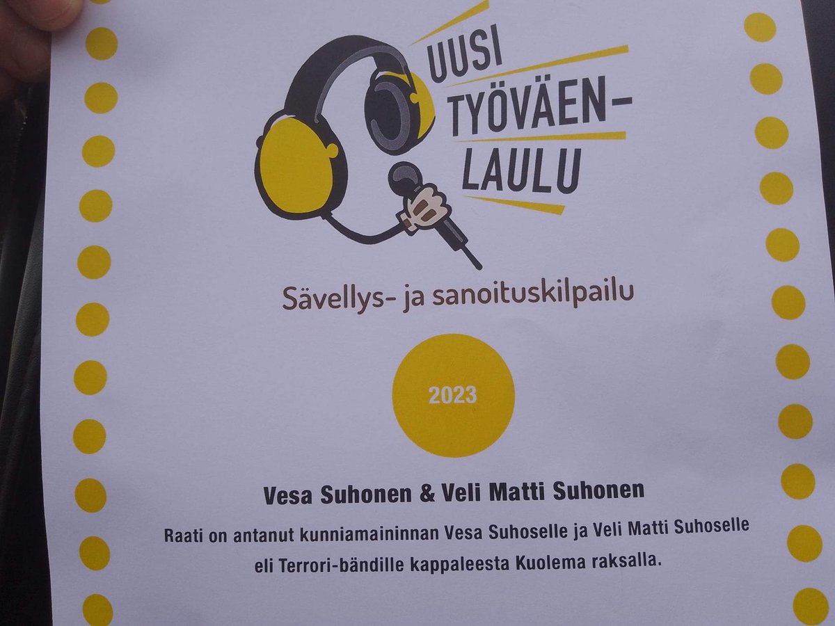 Terrori_bandi's tweet photo. Me ollaan nykyään tunnustettuja ja palkittuja biisinkirjoittajia 🤘💣 #musarit https://t.co/obn2qzdidD