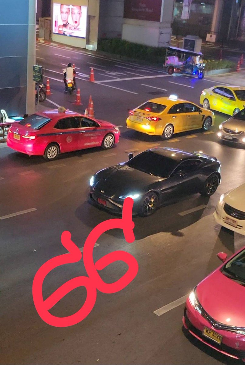 99touniverse_'s tweet photo. Billkin is driving Aston Martin of PP 😭 https://t.co/jvDptiMgdS