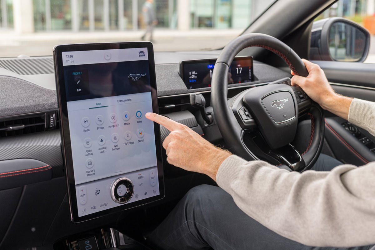 fordcovesa's tweet image. ¡#Ford integra #Alexa en #SYNC4! 🆕 Los clientes de #MachE y #Focus ya pueden acceder al asistente de voz de #Amazon directamente en sus coches 🗣️