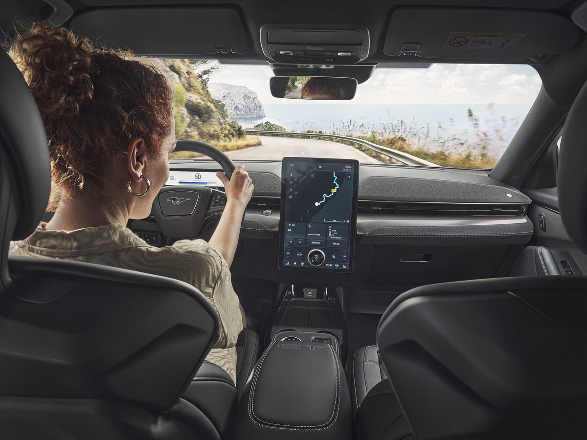 fordcovesa's tweet image. ¡#Ford integra #Alexa en #SYNC4! 🆕 Los clientes de #MachE y #Focus ya pueden acceder al asistente de voz de #Amazon directamente en sus coches 🗣️