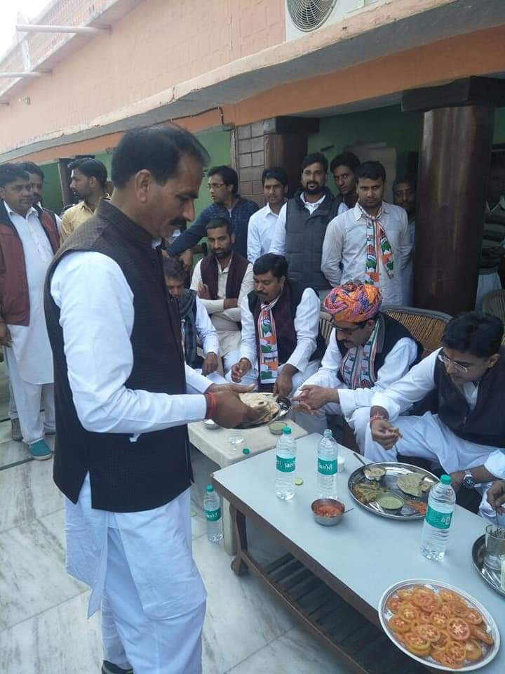 ये सेवा का मौका हमे भी कई दफा मिला है ,तसवीर निज निवास (पटेल फार्म हॉउस ,धंवाला-अलवर) से...आभार पायलट साहब हमारे परिवार पर विशेष स्नेह रखने के लिए ।
<a href="/SachinPilot/">Sachin Pilot</a> <a href="/Rajsthanikaka/">राजस्थानी काका 💪🙏</a>