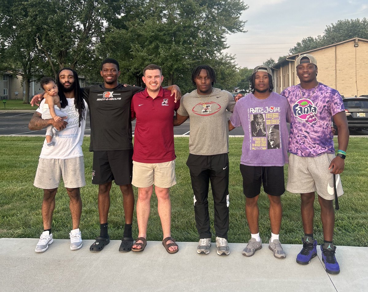 CoachPlum_'s tweet photo. Great evening with the Cincos! Proud of their work all summer and ready to get going!! https://t.co/uhaRCBvbJH