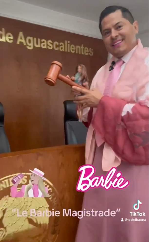 DescubiertoMx's tweet photo. Jesús Ociel Baena se unió al trend de Barbie y se presentó como "Le Barbie Magistrade"; "sé lo que quieres ser". ✨

📸: Jesús Ociel Baena https://t.co/7O6rC2fx2x