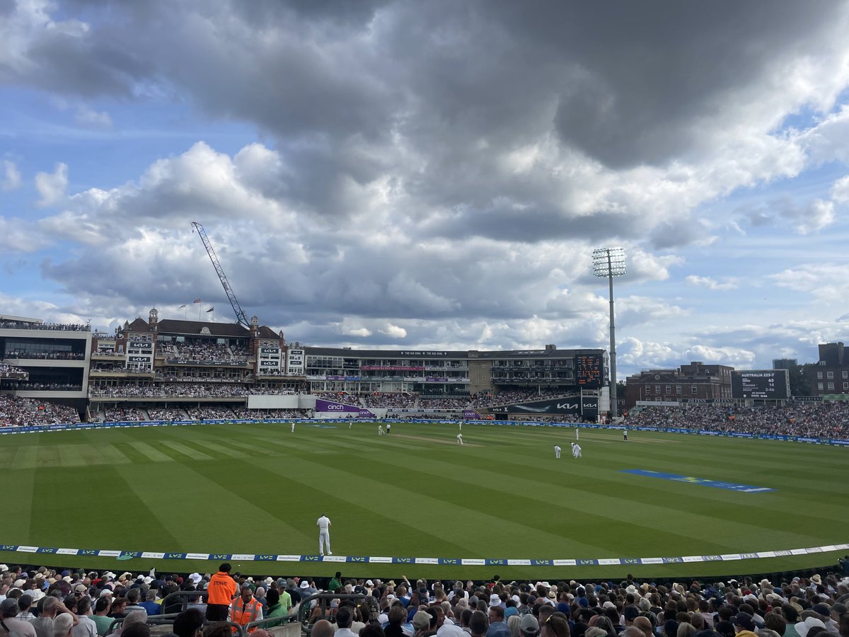 Thanks ⁦<a href="/chriswoakes/">Chris Woakes</a>⁩, <a href="/MAWood33/">Mark Wood</a> for taking the time to sign my boys bat today. ❤️🏏