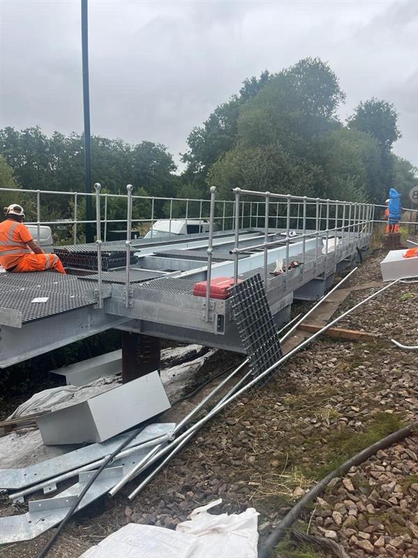 NetworkRailWssx's tweet photo. 👷‍♀️⚒️ After a busy 5 days of engineering works between #Guildford and #Petersfield, part of the #Portsmouth Direct Upgrade, our engineers are almost done

🛤️We will be back Monday with a 🧵so you can see what we got up to, for now here's our engineers packing up at Liss Common https://t.co/fNsDXvin16